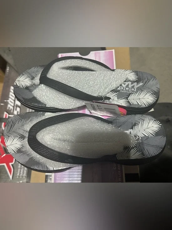 Skechers Black Palm-Print Foam Flip Flop Sandals - Picture 2 of 2